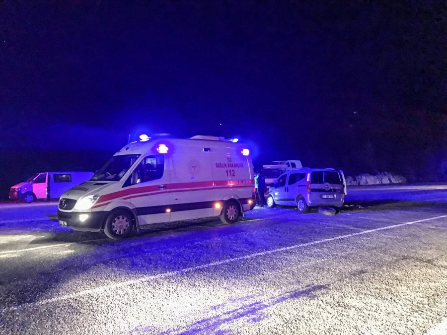 Antalya'da İki Otomobil Çarpıştı: 4 Yaralı