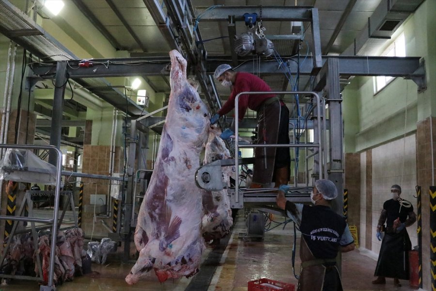 Kovid-19 Nedeniyle Mahkumları İzne Çıkan Cezaevinde Üretimi Personel Sürdürüyor