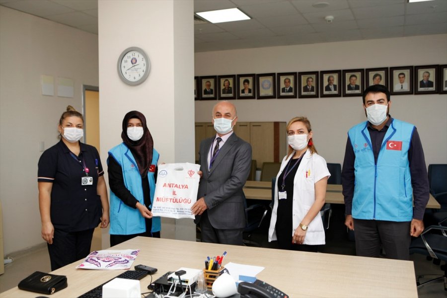 Akdeniz Üniversitesi Hastanesinde Yatan Çocuklara Hediye Dağıtıldı