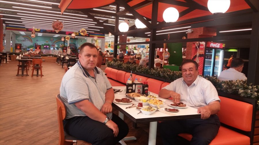 Sahip Çıktığı Evsiz Rus Çocuğa 28 Yıldır Babalık Yapıyor