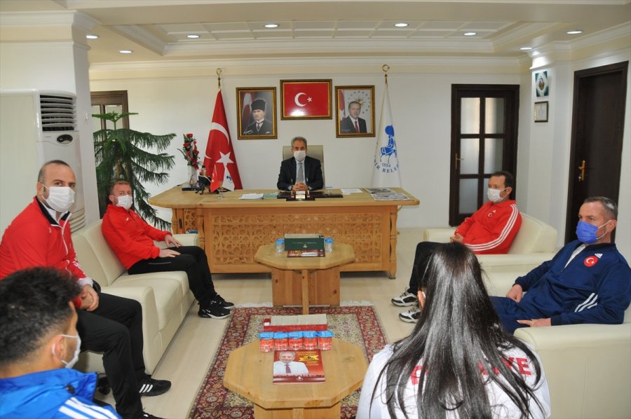 Şampiyon Haltercilerden Akşehir Belediye Başkanı Akkaya'ya Ziyaret