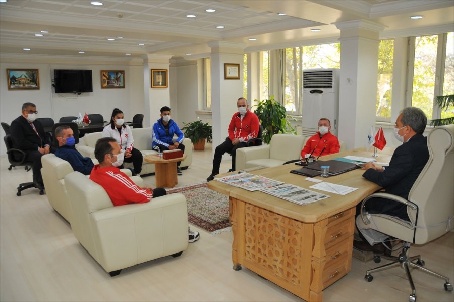 Şampiyon Haltercilerden Akşehir Belediye Başkanı Akkaya'ya Ziyaret