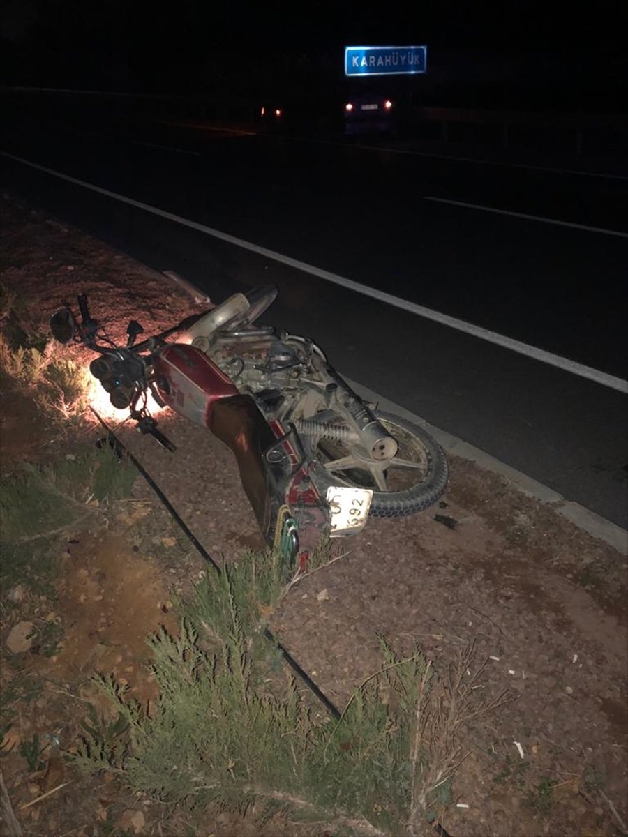 Traktöre Bağlı Tarım Aletine Çarpan Motosikletlerin Sürücülerinden Biri Öldü, Diğeri Yaralandı