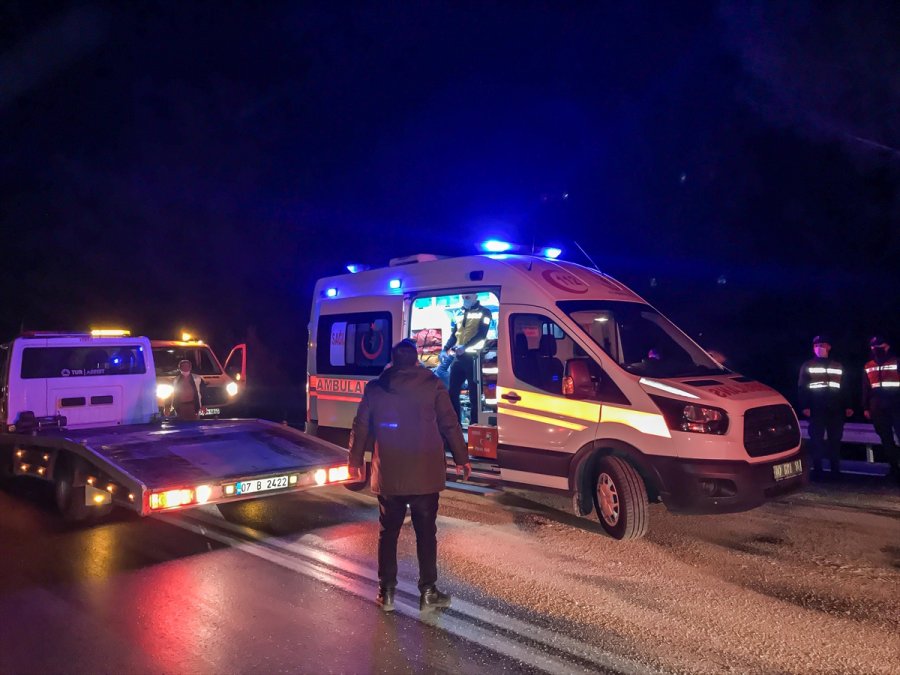 Antalya'da İki Otomobil Çarpıştı: 6 Yaralı