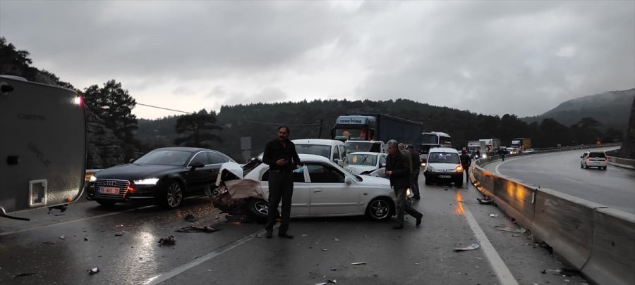 Antalya'da Zincirleme Trafik Kazasında 18 Araçta Hasar Oluştu