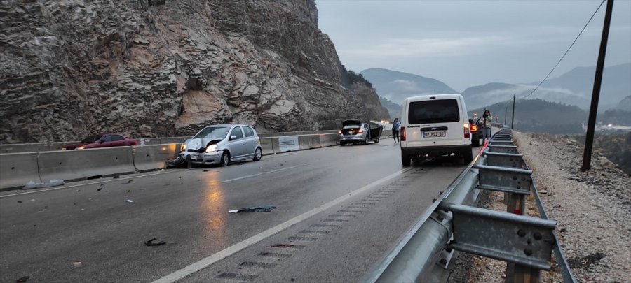Antalya'da Zincirleme Trafik Kazasında 18 Araçta Hasar Oluştu