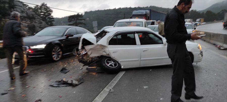 Antalya'da Zincirleme Trafik Kazasında 18 Araçta Hasar Oluştu