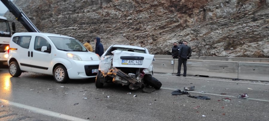 Antalya'da Zincirleme Trafik Kazasında 18 Araçta Hasar Oluştu