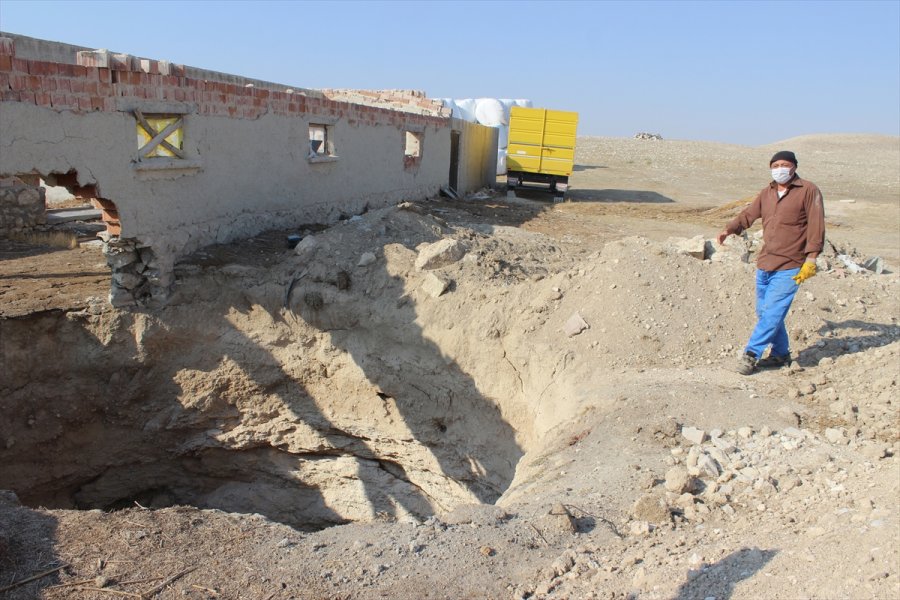 Evlerinin Yanındaki Obruğa Rağmen Yaylada Yaşamaya Devam Ediyorlar