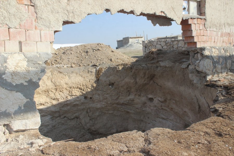 Evlerinin Yanındaki Obruğa Rağmen Yaylada Yaşamaya Devam Ediyorlar