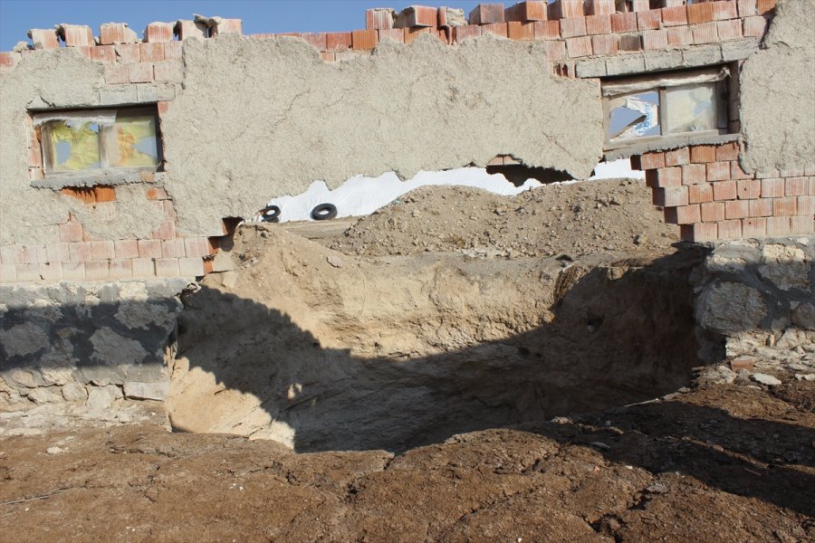 Evlerinin Yanındaki Obruğa Rağmen Yaylada Yaşamaya Devam Ediyorlar