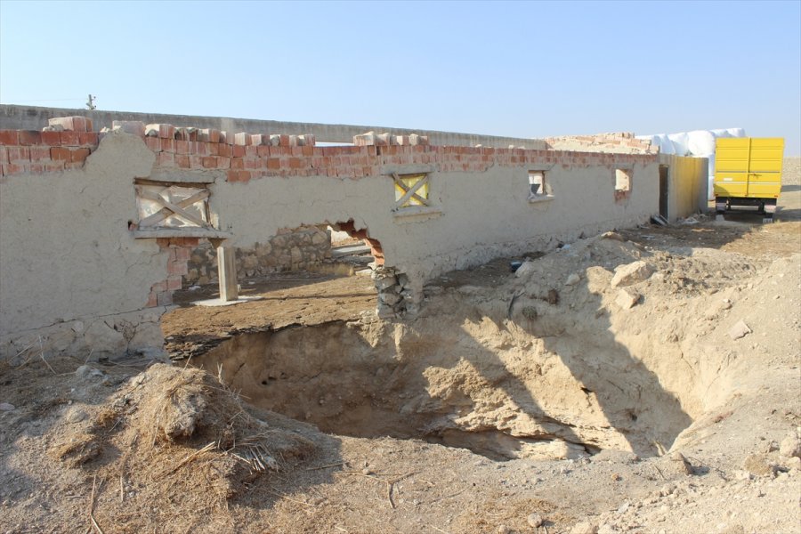 Evlerinin Yanındaki Obruğa Rağmen Yaylada Yaşamaya Devam Ediyorlar