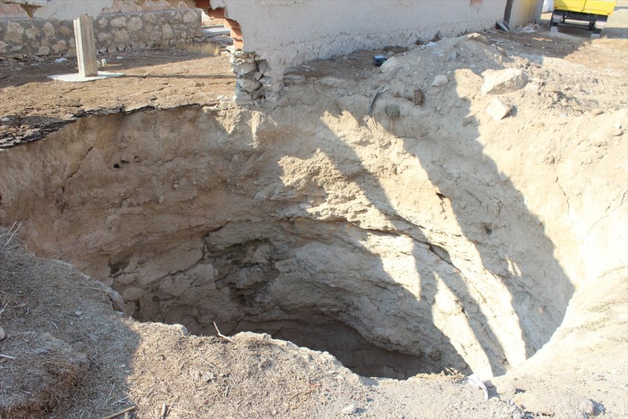 Evlerinin Yanındaki Obruğa Rağmen Yaylada Yaşamaya Devam Ediyorlar