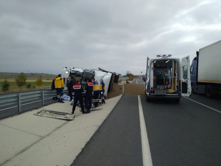 Ilgın'da Buğday Yüklü Tır Devrildi: 1 Yaralı