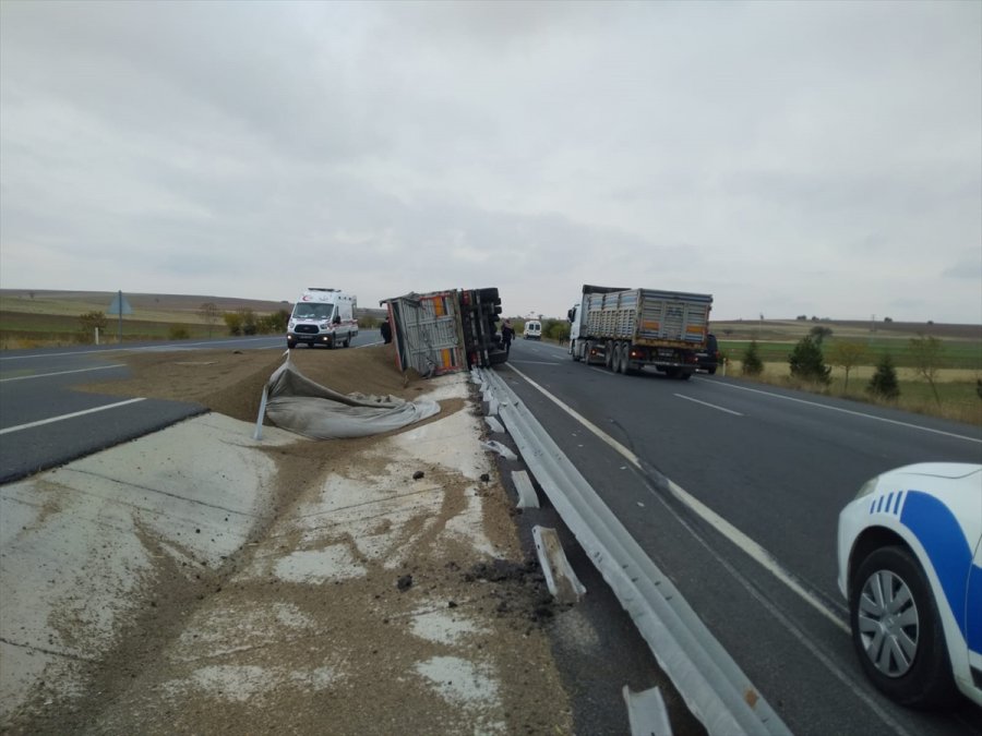 Ilgın'da Buğday Yüklü Tır Devrildi: 1 Yaralı