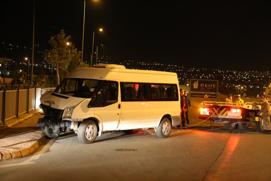 Kayseri'de Servis Minibüsü İle Otomobil Çarpıştı 6'sı Asker 8 Kişi Yaralandı