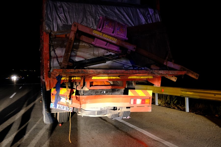 Mersin'de Kamyon İle Kamyonet Çarpıştı: 2 Ölü, 2 Yaralı