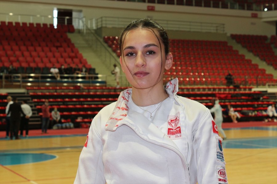 Milli Eskrimci Kızından Etkilenen Fizik Öğretmeni Anne Aynı Spora Başladı