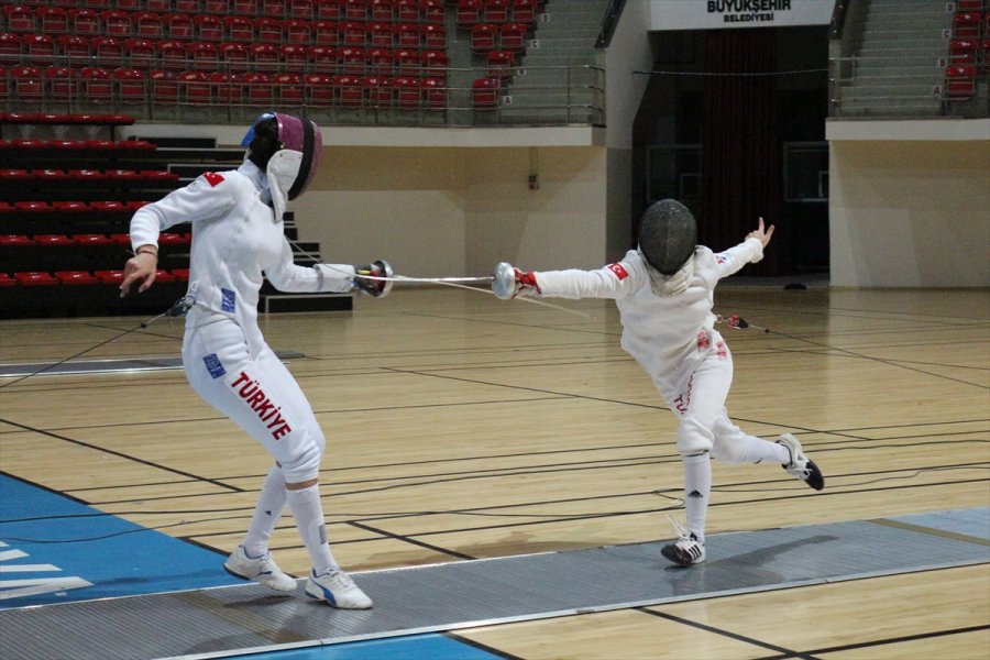 Milli Eskrimci Kızından Etkilenen Fizik Öğretmeni Anne Aynı Spora Başladı