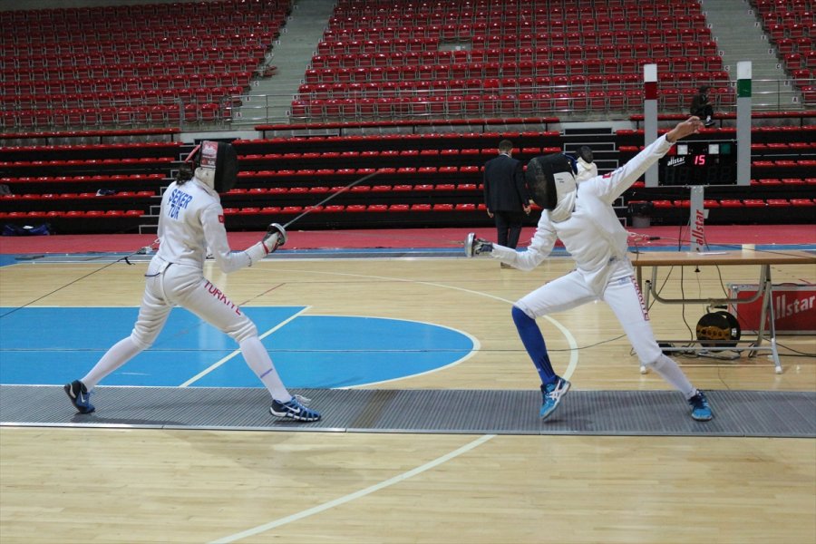 Milli Eskrimci Kızından Etkilenen Fizik Öğretmeni Anne Aynı Spora Başladı