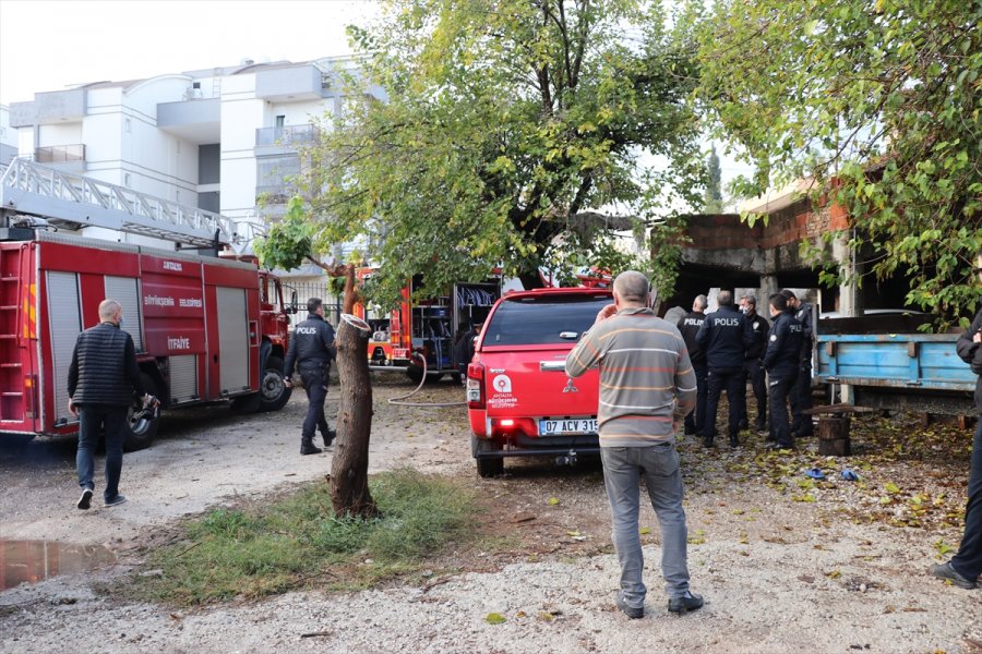 Antalya'da Yangın Çıkan Evde Mahsur Kalan Kadın Kurtarıldı