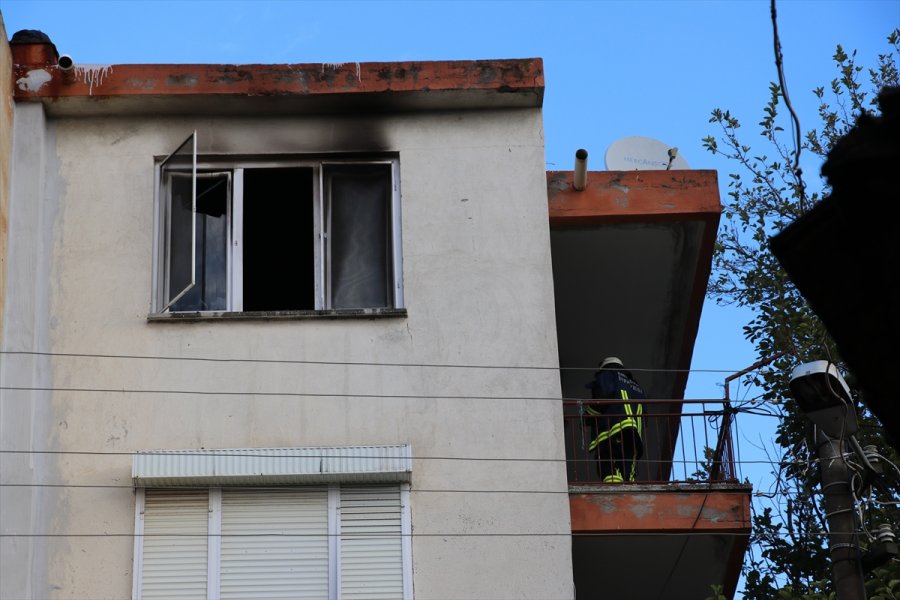 Antalya'da Yangın Çıkan Evde Mahsur Kalan Kadın Kurtarıldı