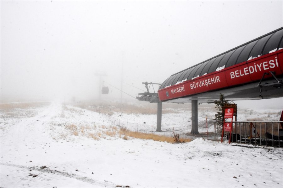 Erciyes Kayak Merkezi'ne Kar Yağdı