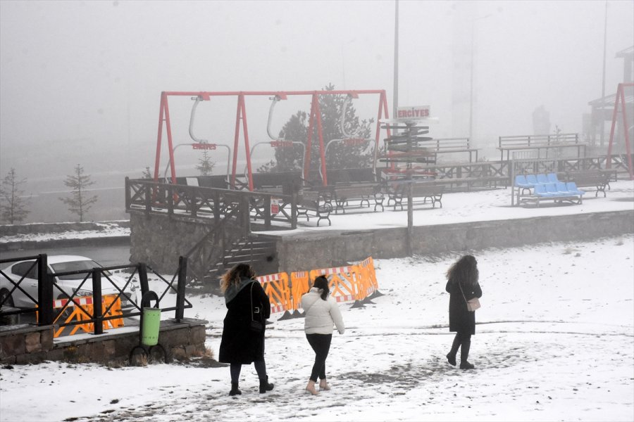 Erciyes Kayak Merkezi'ne Kar Yağdı