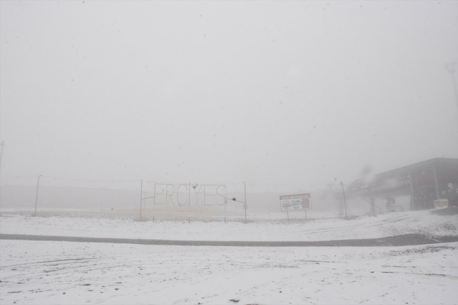 Erciyes Kayak Merkezi'ne Kar Yağdı