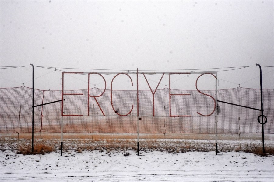 Erciyes Kayak Merkezi'ne Kar Yağdı