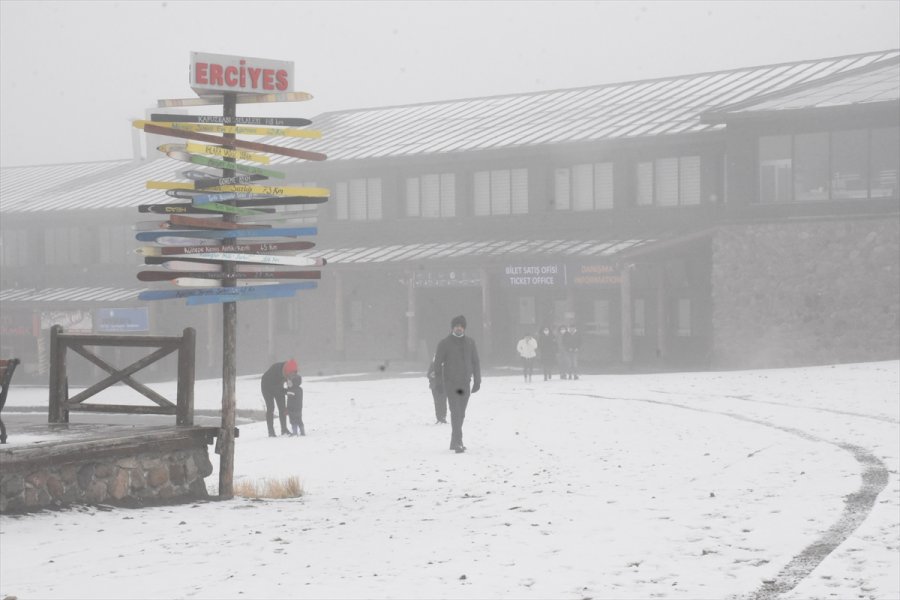 Erciyes Kayak Merkezi'ne Kar Yağdı