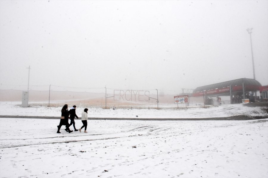 Erciyes Kayak Merkezi'ne Kar Yağdı