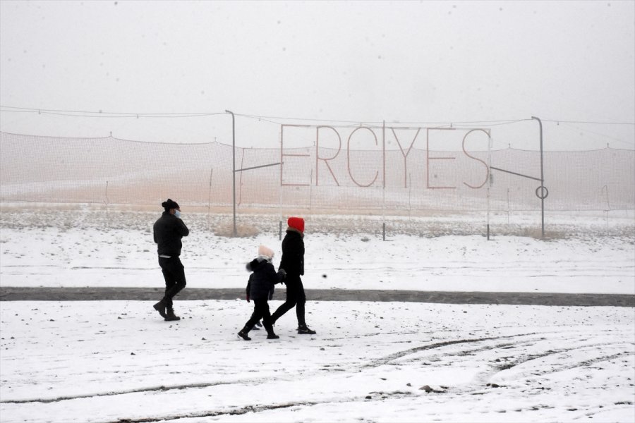 Erciyes Kayak Merkezi'ne Kar Yağdı