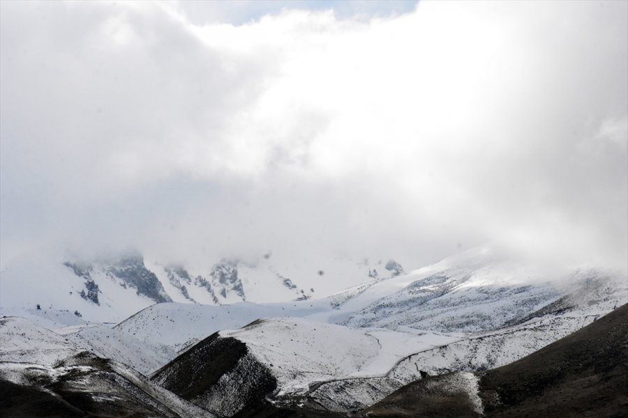 Erciyes Kayak Merkezi'ne Kar Yağdı