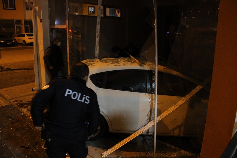 Kayseri'de İki Otomobil Çarpıştı: 6 Yaralı