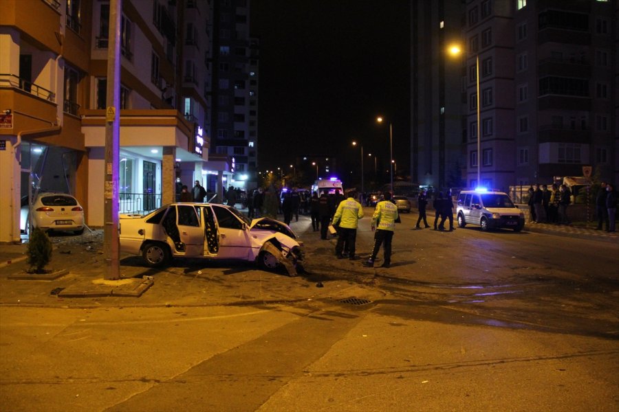 Kayseri'de İki Otomobil Çarpıştı: 6 Yaralı