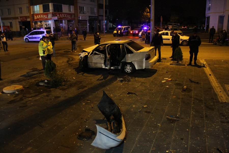 Kayseri'de İki Otomobil Çarpıştı: 6 Yaralı