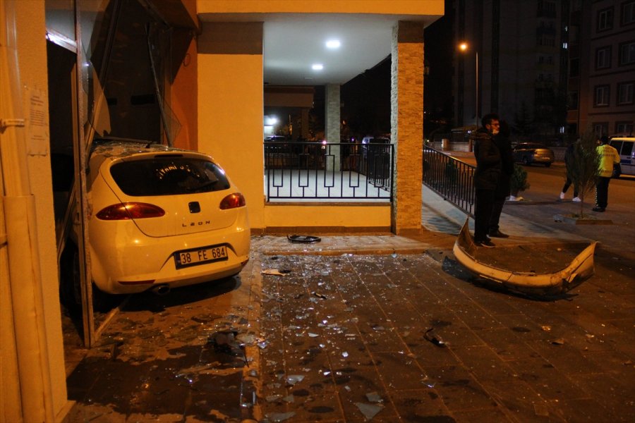 Kayseri'de İki Otomobil Çarpıştı: 6 Yaralı