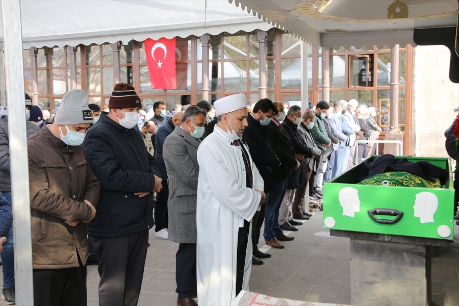 Kovid-19 Karantinasındaki Belediye Başkanı, Babasının Cenaze Törenini Sosyal Medyadan İzledi