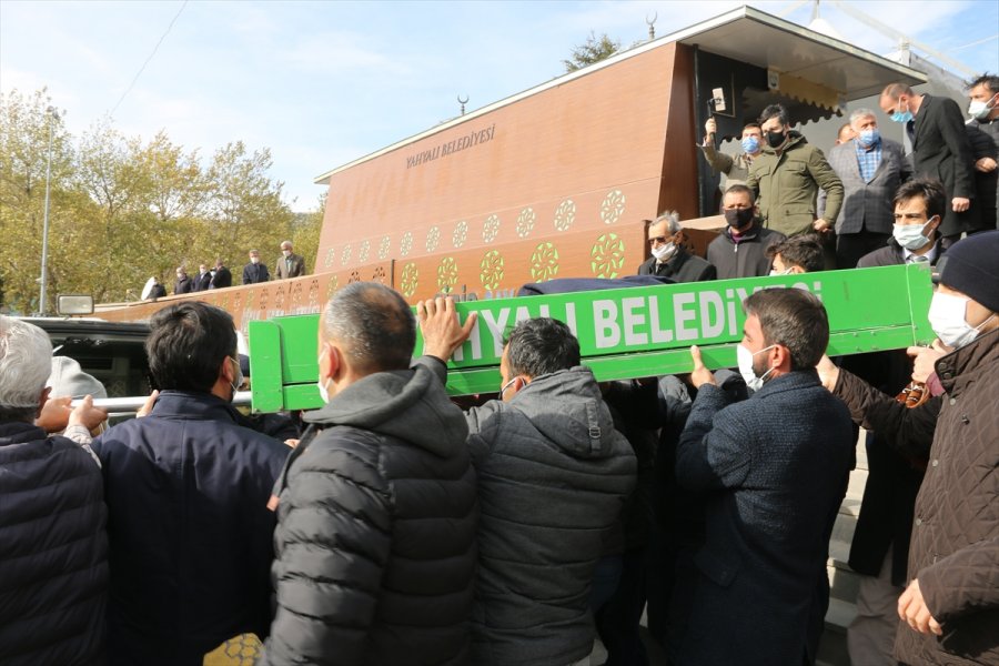 Kovid-19 Karantinasındaki Belediye Başkanı, Babasının Cenaze Törenini Sosyal Medyadan İzledi
