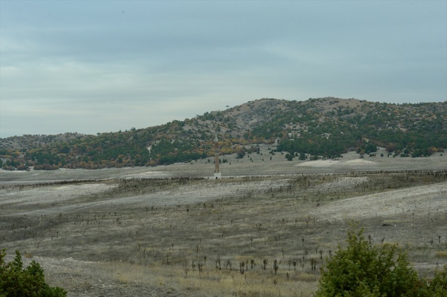 Porsuk Barajı'nın Suyu Çekilince Eski Minare Gün Yüzüne Çıktı