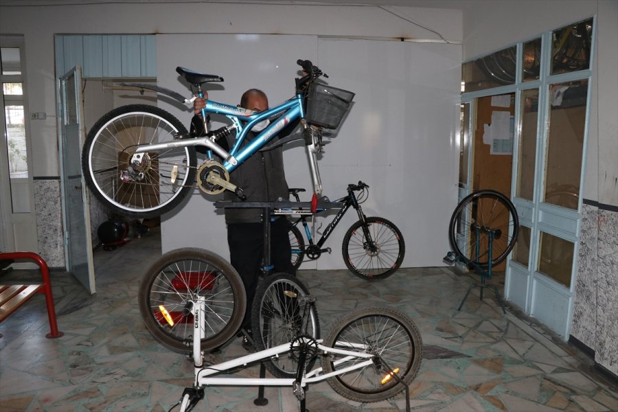 Tamir Edilen Hurda Bisikletler Çocukların Mutluluğu Oluyor