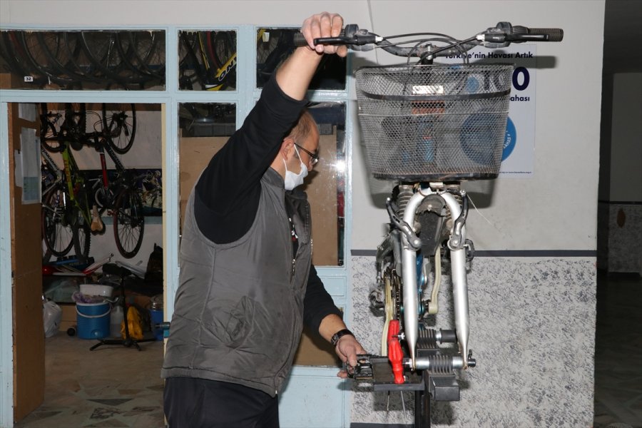 Tamir Edilen Hurda Bisikletler Çocukların Mutluluğu Oluyor