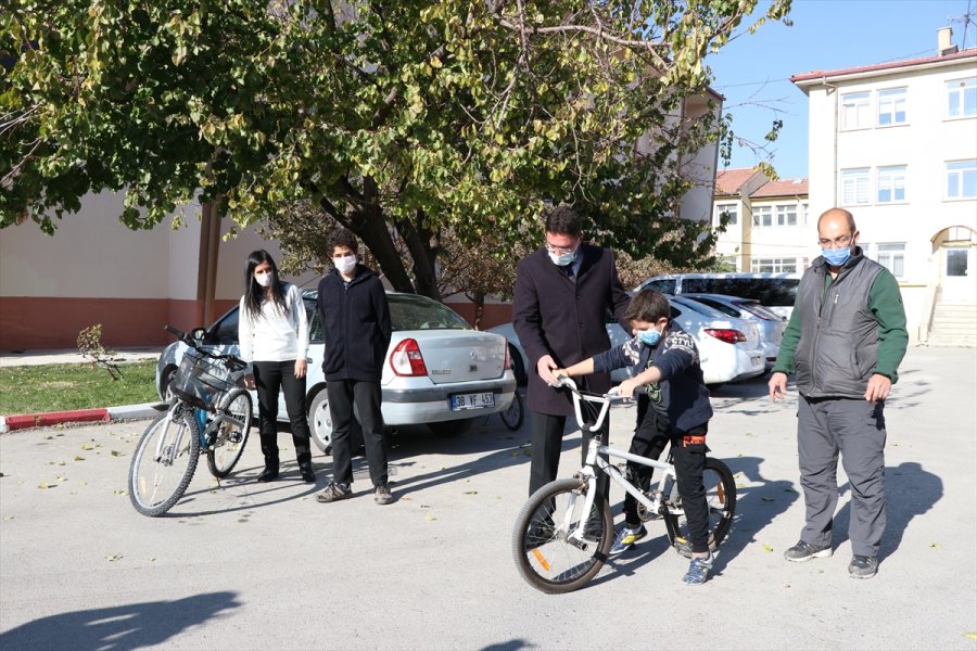 Tamir Edilen Hurda Bisikletler Çocukların Mutluluğu Oluyor