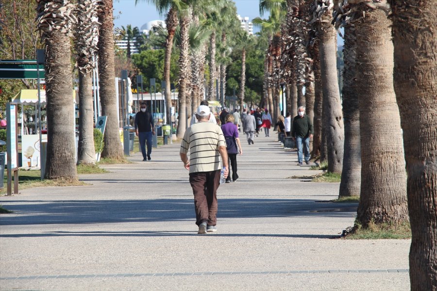 Antalya'da 65 Yaş Ve Üstü Vatandaşların Deniz Keyfi