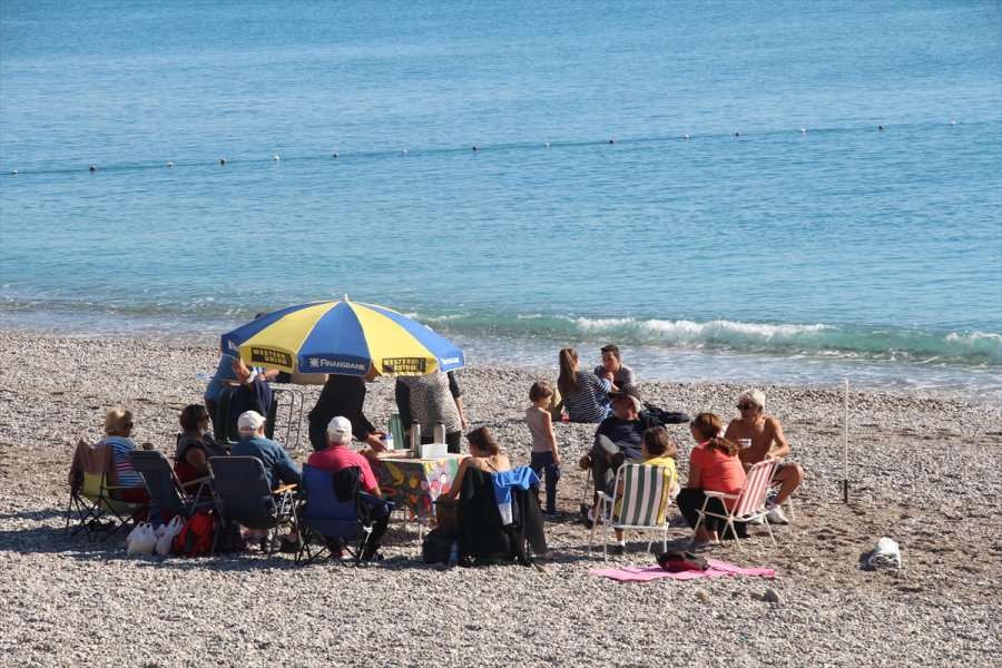 Antalya'da 65 Yaş Ve Üstü Vatandaşların Deniz Keyfi