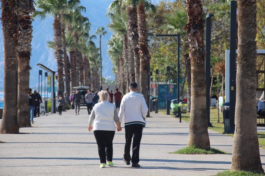 Antalya'da 65 Yaş Ve Üstü Vatandaşların Deniz Keyfi