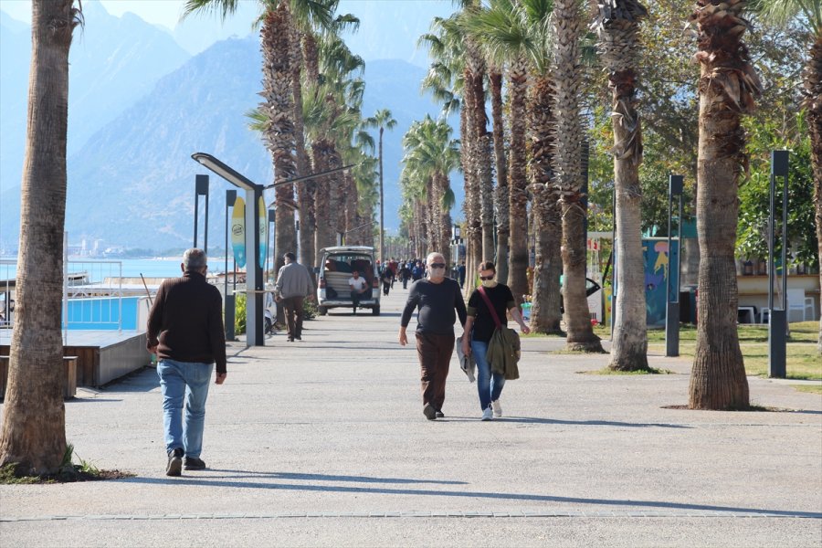 Antalya'da 65 Yaş Ve Üstü Vatandaşların Deniz Keyfi