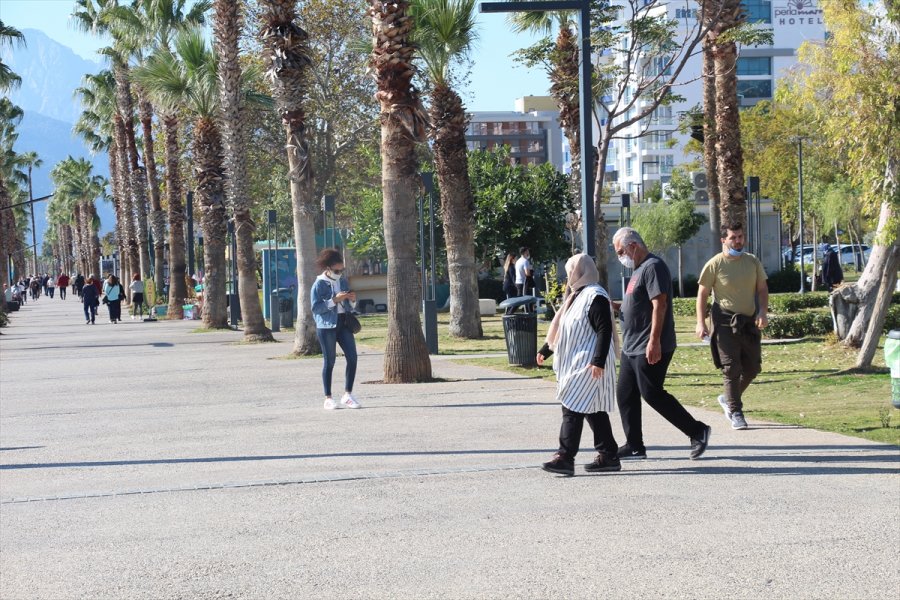 Antalya'da 65 Yaş Ve Üstü Vatandaşların Deniz Keyfi