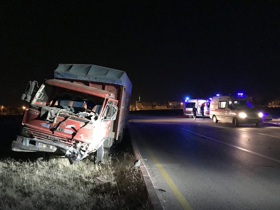 Aksaray'da Otomobil İle Kamyonet Çarpıştı: 5 Yaralı